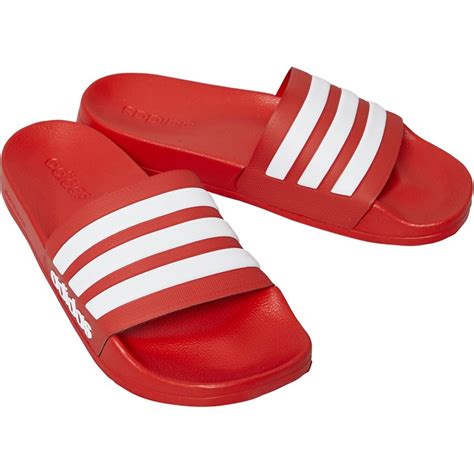 mensen op adidas slippers